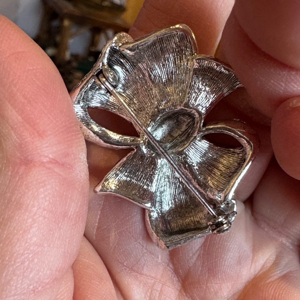 Elegant Silver Bow brooch - Picture 5 of 5
